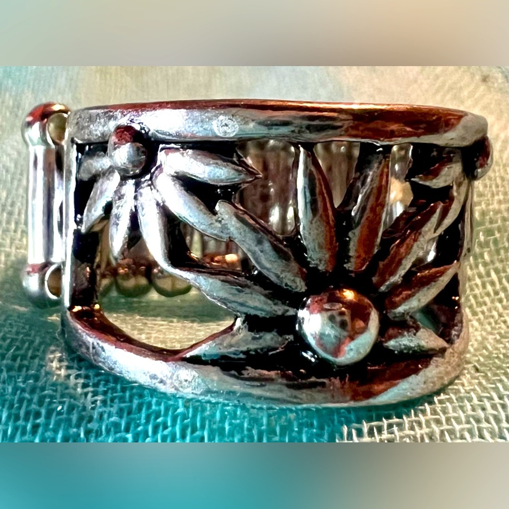 Flower power! Expandable ring.